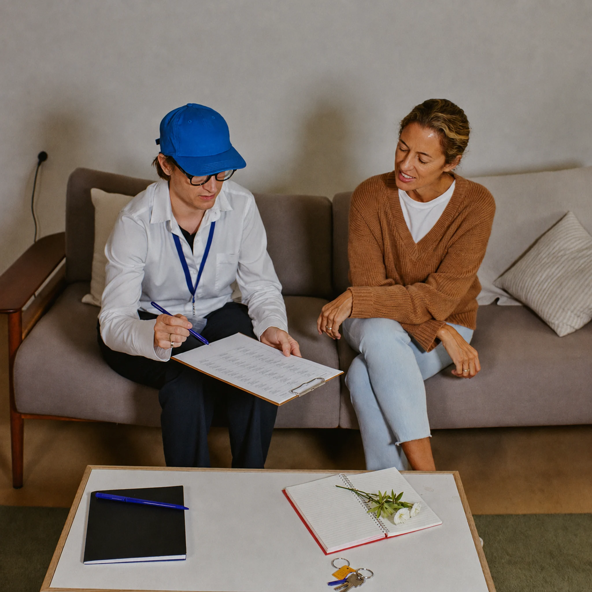 Begeleider en cliënt bespreken planning en post aan de keukentafel tijdens begeleiding thuis in Arnhem