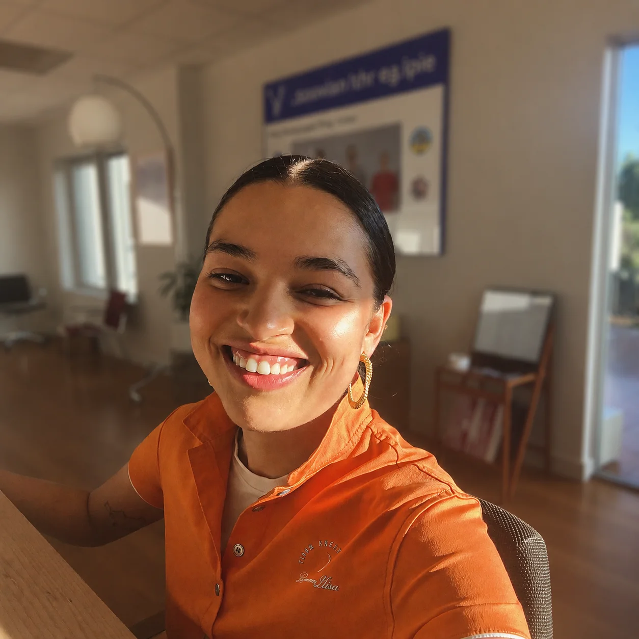 Professionele begeleider helpt bij het zoeken van begeleiding voor een naaste