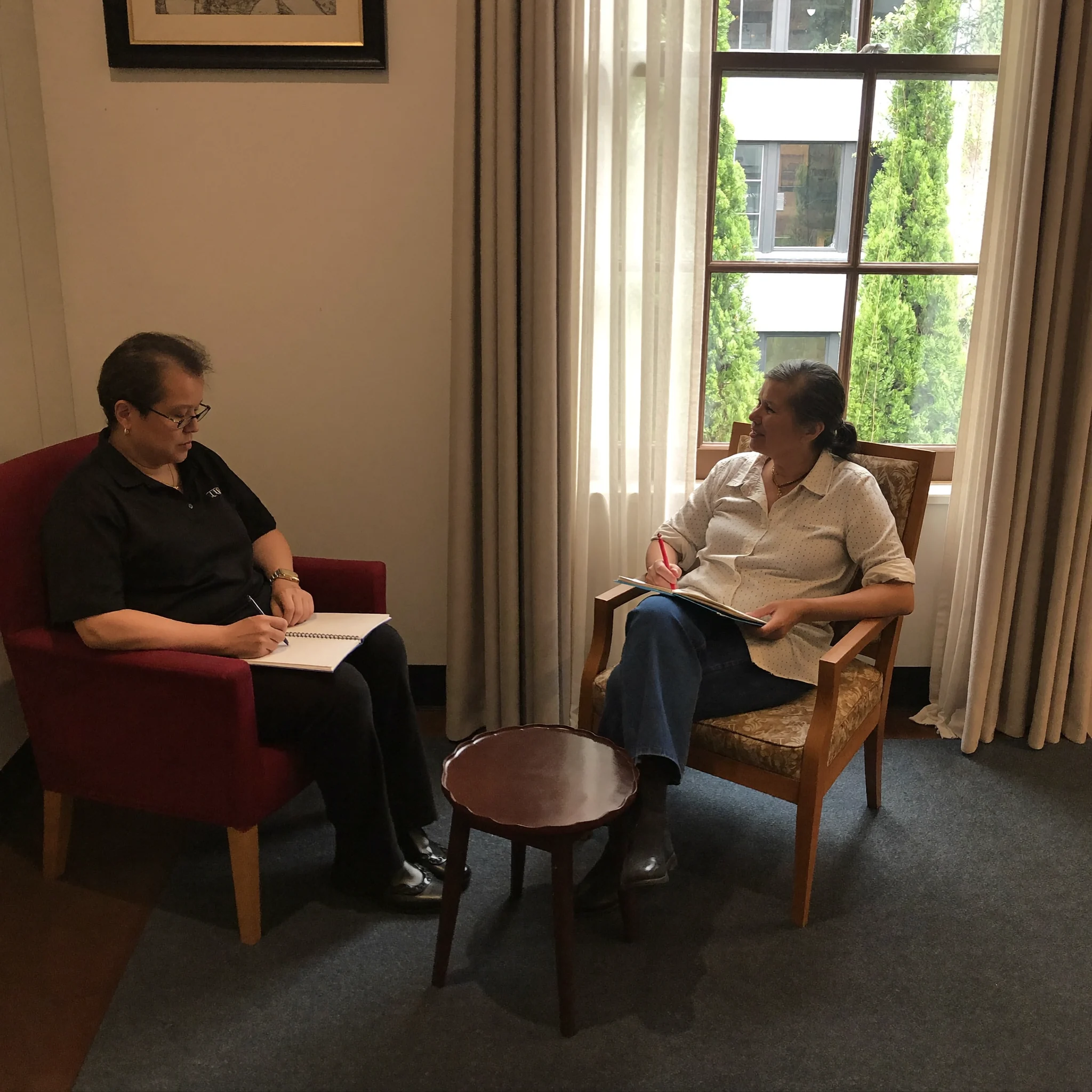 Gesprek aan tafel over het verschil tussen ambulante begeleiding, thuiszorg en behandeling